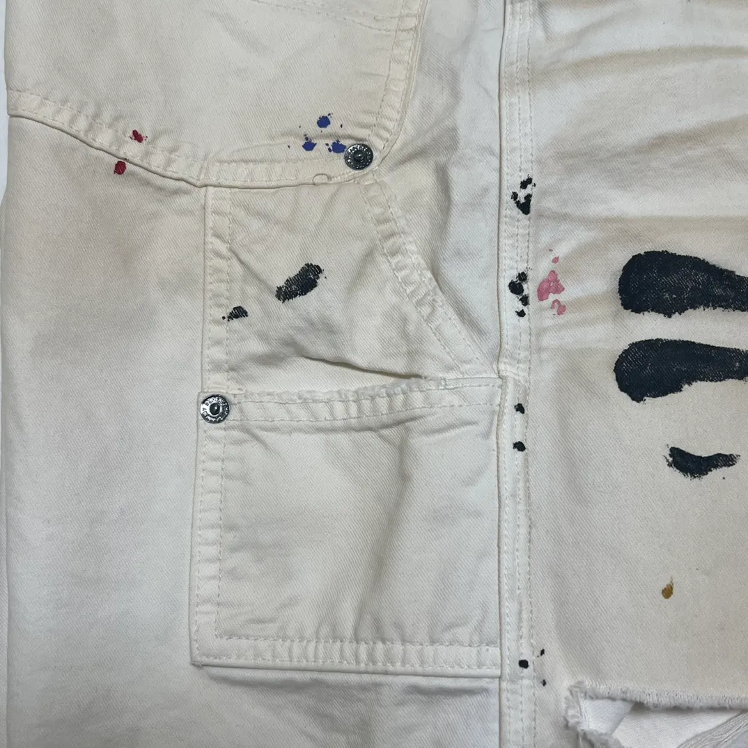 GALLERY DEPT. FLEA CARPENTER SHORTS Ink-cut knife-cut mud-dyed denim shorts. Destroy VINTAGE distressed denim shorts. Distressed white S-XL. Rewashed cement-dyed to make it old. Knife cut holes. Cat whiskers are worn. Customized full set with logo accessories. Purely handmade acrylic splash-ink graffiti.